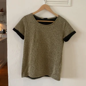 Maison Scotch tröja - Väldigt bra kvalité, guldet/glittret trillar inte av. Den är i storlek S/M. Den är typ inte andvänd och kostar 799kr nypris, är äkta då den är köpt i butik. Exklusive frakt.