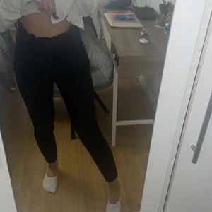 Kostymbyxor - Ett par kostymbyxor från vera moda storlekXs/32 i färgen svart