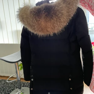 Hollies jacka  - Säljer nu min jacka med väldigt stor och fin päls  som tyvärr inte kommer till användning. Jackan är knappt använd som man kan se på bilderna. Jackan är i storlek 34