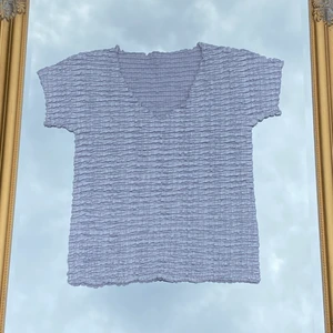 Stretchig silvrig tröja  - En silvrig, stretchig och bubblig t-shirt! Passar strl S-M, men säkert många andra också då den är väldigt stretchig! Köp flera plagg och få paketpris ❣️