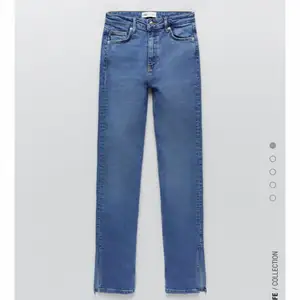 Säljer mina Zara Blåa Högmidjade Jeans med slits längst ner🦋💘 använda så därav priset !NYPRIS 350kr! Säljer dem för 100kr + frakt (79kr)💕