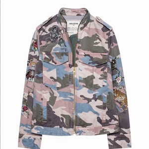 Zadig Jacka  - Har bestämt mig för att sälja min super coola camo zadig jacka. Köptes för ungefär 4000 kr i zadig butiken i Stockholm. Jag kommer sälja den för 1500 kr. Storlekn är XS men passar även som en mindre S. Om ni har frågor är det bara att skriva till mig. 