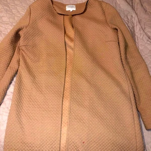 Skön kofta - Storlek S/M, den är långärmad och är enda till ändan. Använd fåtal gånger. Passar perfekt till hösten. Meddela för fler bilder