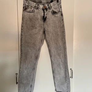 Jeans Bik Bok, stlk 27, grå - Moms Jeans Never Denim i tvättad denim i grå färg. Storlek 27, passar S/M. Hög midja. Inte stretchiga alls. Full längd.