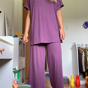 Set från Monki, strl XS.  - Otroligt fint ribbat set från Monki, strl XS. Byxorna är använda en gång, tröjan har lapp kvar. Köparen står för frakt. 