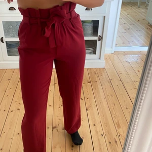Röda byxor  - Skitsnygga byxor, sitter som en smäck, skulle säga att de är en lite större XS