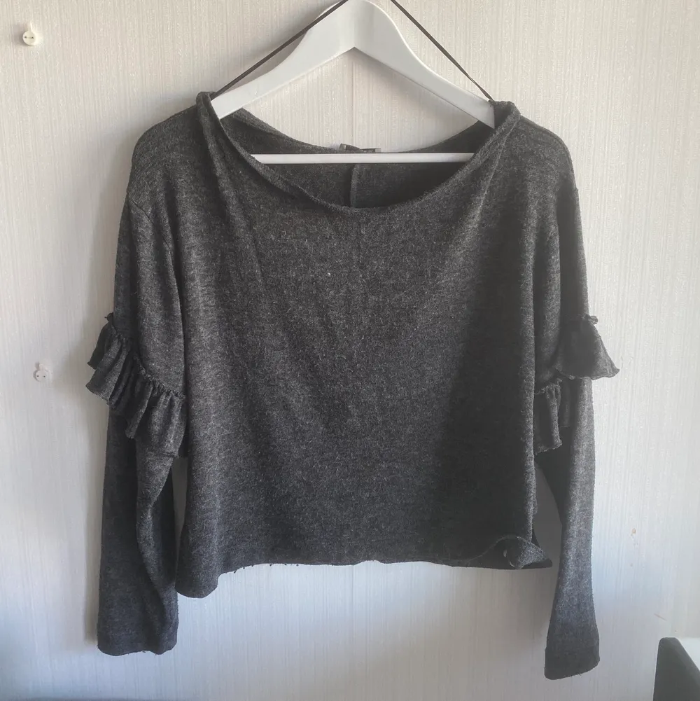 Lite tunnare mörkgrå tröja från Zara. Sparsamt använd! Köparen står för eventuell frakt💕. Tröjor & Koftor.