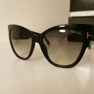 Solglasögon  - Använda 1 gång. Inga repor alls. 