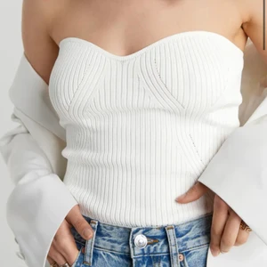 Tubtopp från Ginatricot  - Säljer detta linne då de aldrig kommer till användning, lappen är kvar. Det är Axelbandslös topp med en hjärtformad ringnin och ribbstickad. Stolek XS. 