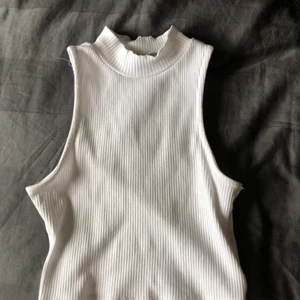 Linne - Linne med en liten krage och ribbat tyg