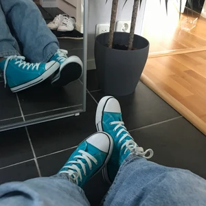 Converse inspererade skor - Färgen på dessa skorna är sjukt snyggt!! Har aldrig använt dessa så dem är helt nya 
