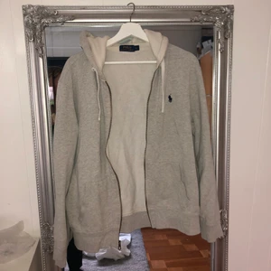 Polo Ralph lauren tröja - Tröja med dragkedja och luva från Polo Ralph lauren. Väldigt bra skick. Storlek L. 