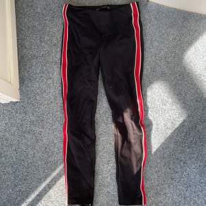 Då väldigt populära svarta tjockare leggings med röd och vit rand på sidorna. Otroligt sköna. Skulle säga lite små i storlek❤️