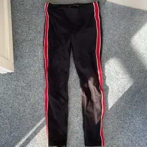 Då väldigt populära svarta tjockare leggings med röd och vit rand på sidorna. Otroligt sköna. Skulle säga lite små i storlek❤️