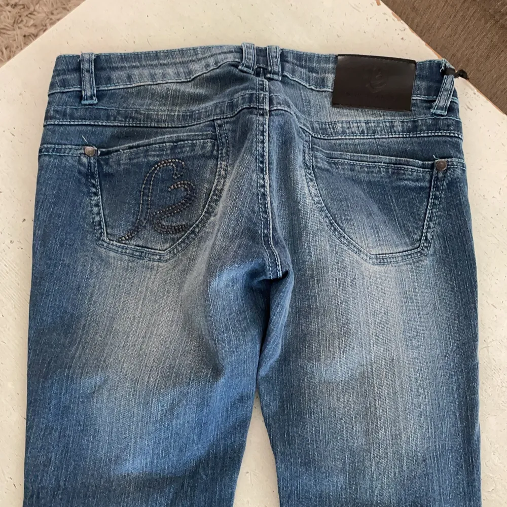 Super fina jeans från Sexy BY Sweden Bingo Rimer  i strl 27 helt nya låg midjade. Jeans & Byxor.