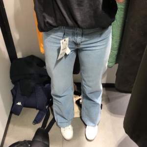 Jättefina jeans ifrån Zara i storlek 36/38🤍sparsamt användna och är därför i mycket bra skick🤍pris är 250kr inklusive spårbarfrakt🤍