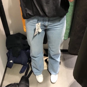 Zara jeans storlek 36 - Jättefina jeans ifrån Zara i storlek 36/38🤍sparsamt användna och är därför i mycket bra skick🤍pris är 250kr inklusive spårbarfrakt🤍