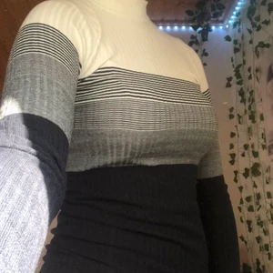 Långärmad  - Långärmad tröja från mango använt 2 gånger dvs den är i bra skick. Storlek xs/s, säljer för 50kr