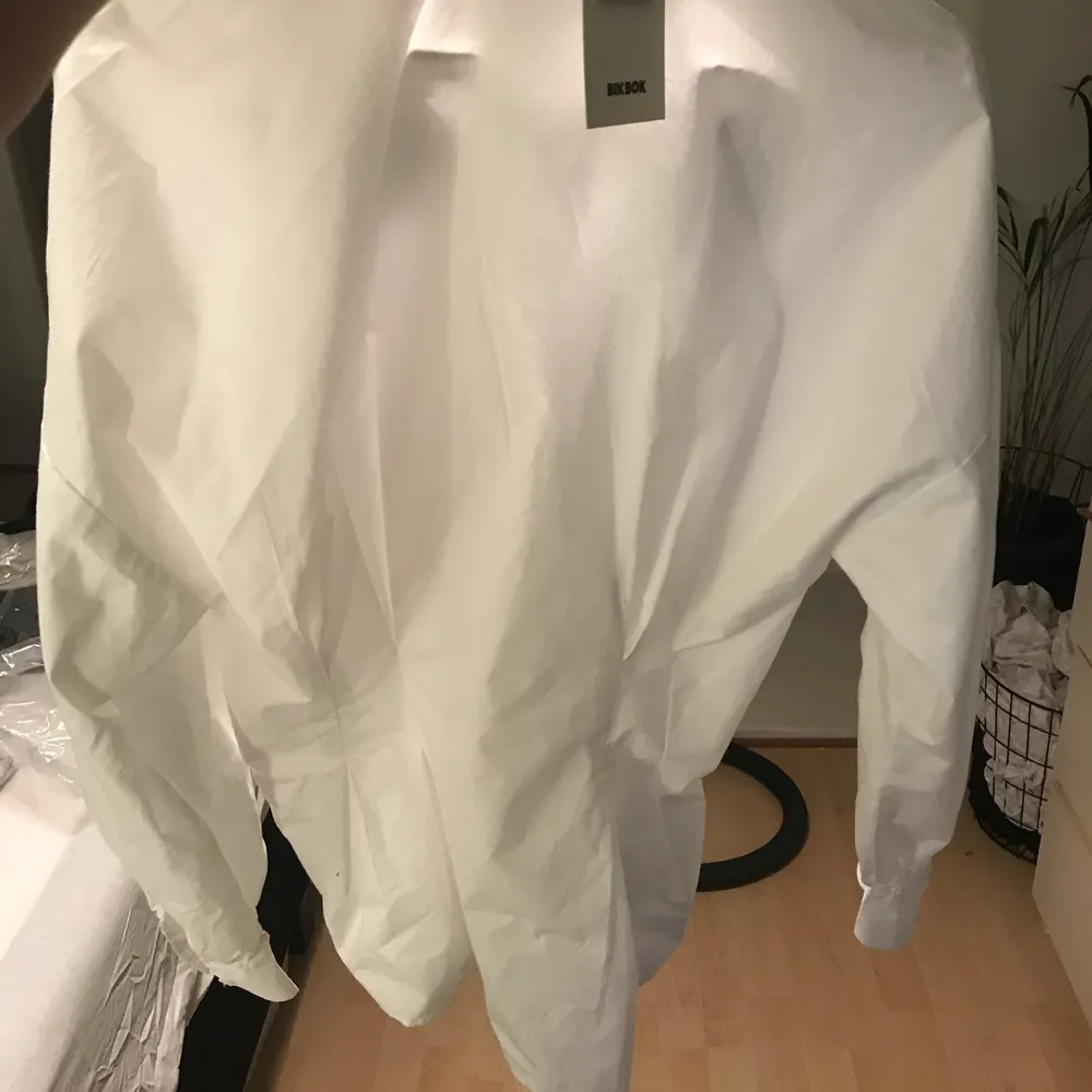 En vit skjorta aldrig andvänd, köpte den för två dagar sedan så den är i nyskick. Om du vill ha fler bilder eller undrar något mer skicka privat. Om fler är intresserade blir det bud💕. Skjortor.