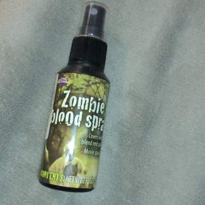 Spray blod som är superbra att ha på halloween. 👍🏻💥Den är andvänd bara en gång så hela flaskan är kvar.