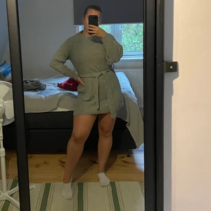 Klänning  - En otroligt fin stickad klänning, köpt från Nelly💕 älskar den verkligen men tycker den e för kort för mig som är 170💙 ärmen var sydd på ett konstigt sätt så den har rivit upp dig av sig själv. Köpte den för 399 men sänker såklart priset mer pga denna estetiska nedgraderingen💙 köpare står för frakt 