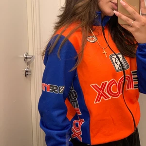 Racer(?) jacka - Supersnygg tröja/jacka som jag thriftat i göteborg men aldrig användt, funderar på att behålla så säljer vid bra pris, skit snygg! skriv till mig för mer bilder<3