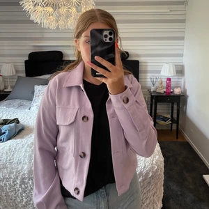 Jacka - Säljer denna super snygga jackan ifrån new yorker. Den är i storlek 38. Den är inte använd så mycket därför även i bra skick. Vet inte vad jag köpte den för men mitt pris är 100kr. Köparen står för frakten💕