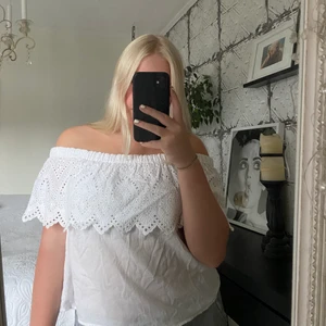 Gina Tricot topp strl 36 / S - Jättefin off shoulder tröja i vitt. Passar både strl S och M. Inte alls använd och i fint skick :)