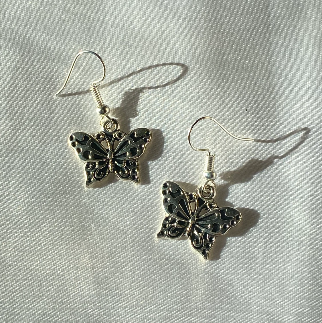 đ€Silvriga fjĂ€rilsörhĂ€ngenđ€