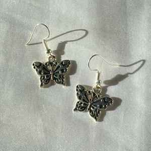 🤍Silvriga fjärilsörhängen🤍 - Jag står för frakt skriv privat om du är intresserad 🥰