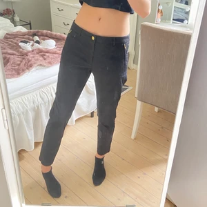 Kostymbyxor  - Super snygga lågmidjade kostymbyxor med guld detaljer. Säljer då de är för stora i midjan och för korta i benen på mig som är 178cm lång. Nere vid vristerna finns det en dragkedja på vardera ben (se sista bilden). 