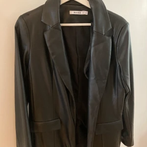 Skinnkavaj - Kavaj i skinn material 