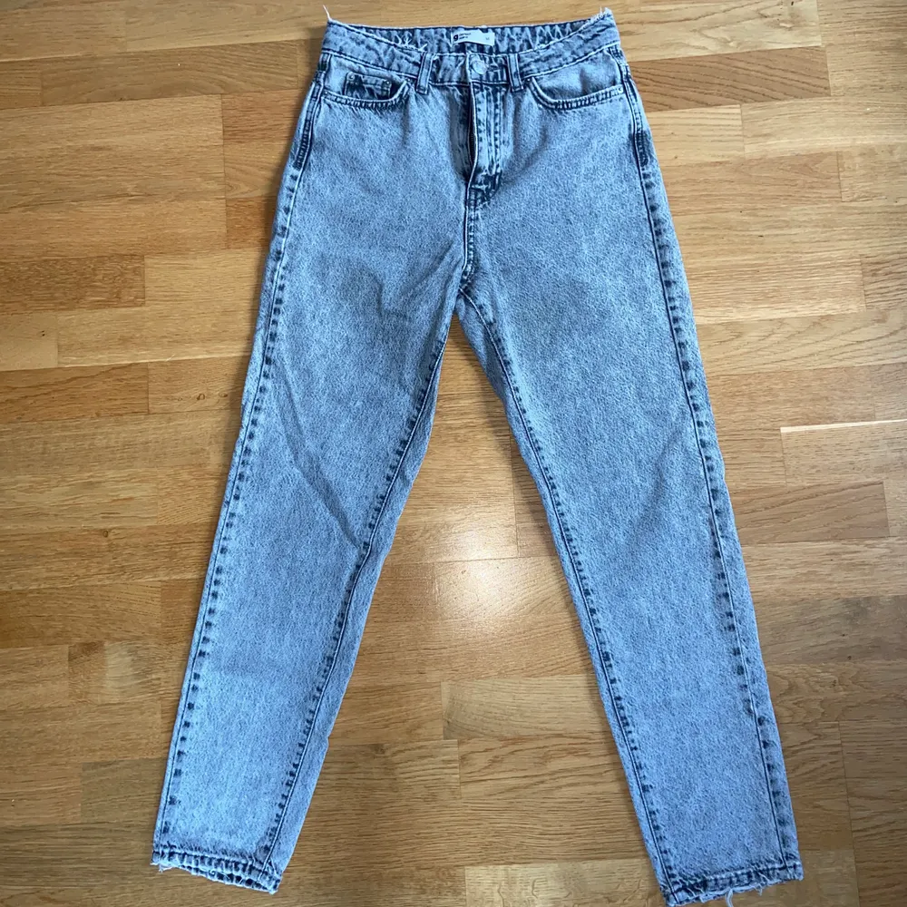 jeans i superfin grå färg! (gråa som i bild 1 o 3) har tyvärr blivit för små men har använts en del så de är slitna nertill o i linningen (bild 1 o 3) men tycker att det gör dem lite coolare🙌🏼 säljer även ett par ljusblåa🧊🧊🧊 nypris 499kr. Jeans & Byxor.