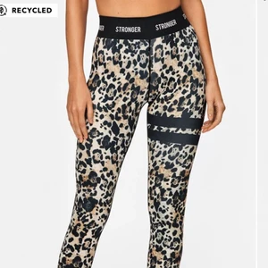 roar tights stronger  - Säljer mina roar tights ifrån STRONGER Då de inte kommer till användning längre, använda men inga defekter eller skador vad jag kan se. I strl XS men är väldigt mjuka och stretchiga. Nypris är 799kr - skriv privat för fler bilder