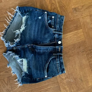 Mörkblå shorts - Så snygga mörkblå jeansshorts från zara med slitnings!!! Så snygga sitter lite låg/mellanmidjat💕💕💕👍🏼👍🏼skriv för fler bilder, strolek 32 men passar mig som vanligtvis har 36