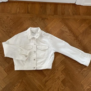 Jacka - Vit jeansjacka med krage och knappar. Från Gina tricot i storlek S. Använd två gånger så i väldigt fint skick!! 
