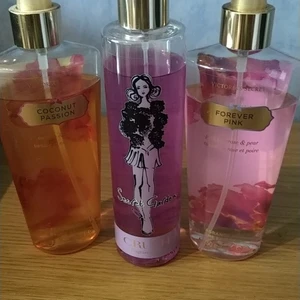 Victorias secret. Lotion+parfym - två bodymists/ parfymer. Även en secret garden parfym. Victoria secret parfymerna saknar båda korn. Säljer allt tillsammans. Stora flaskor som räcker länge. 
