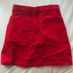 Jättesöt röd manchester kjol från monki - Jättesöt röd manchester kjol från monki, knappt använd!💓 Möts i slussen eller postar!