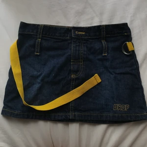 Cool drop jeanskjol med gula detaljer - Cool jeanskjol med gula detaljer, storlek 152 men passar XS💓 Möts i slussen eller postar!