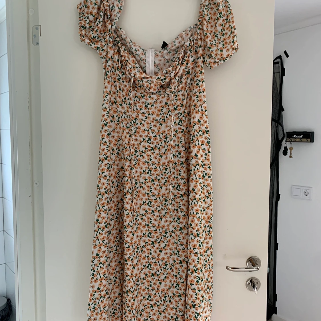 Gulblommig klänning