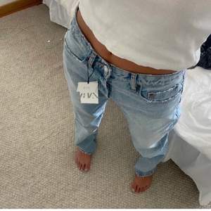 Super fina och populära midrise jeans från zara. Helt slutsålda. Är i storlek 40 men skulle säga passar 38 och 36 också i en lite lösare passform. Oanvända och endast testade, prislapp kvar. Två första bilderna är lånade. Säljer endast vid bra bud. Buda i kommentarerna eller köp direkt för 566 inkl frakt❤️❤️