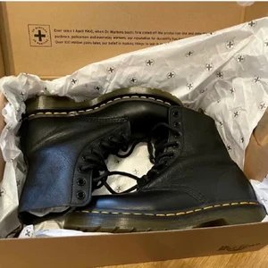 Dr martens 42 - Små i strl passar 41💞