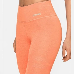 Träningsshorts  - Helt nya och fräscha träningsshorts från märket stronger. Använda en gång för att ta bild i! Köpta för 499 och säljer för 150 kr billigare.