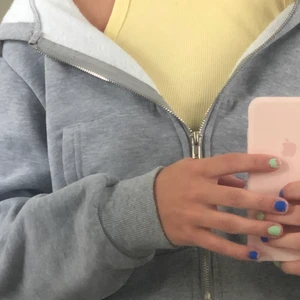 Grå kofta - En grå croppad kofta som man kan styla till allt. Skicket är som ny inte nopprig eller någonting. Passar xs-m