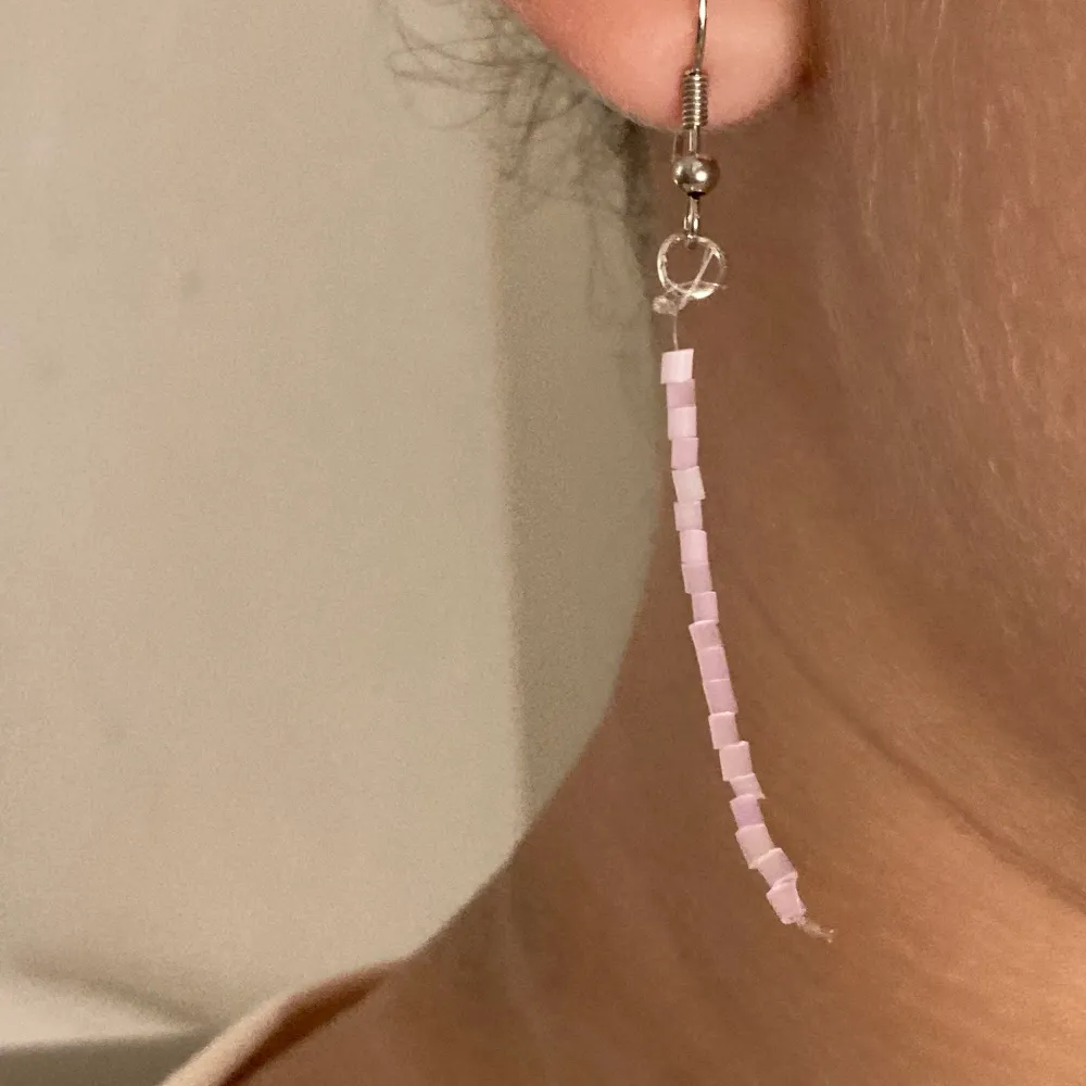 Rosa/lila pärl örhängen med silver krok! 20kr. Accessoarer.