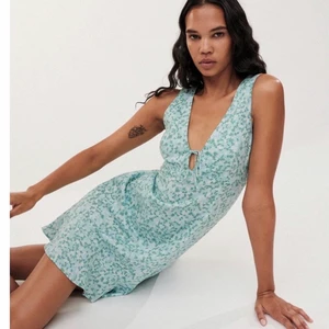 Zara klänning blå - Jag säljer denna blåblommiga jättefina och trendiga klänningen från Zara. Den är helt oanvänd, endast provad när jag fick hem den. Så skön och har resår i ryggen så det finns plats att både gå upp eller ned en storlek. Säljer i storlek L men är ÖVERTYGAD att den passar M-kroppar också. Perfekt att ha till sommaren eller under en varm tröja i höst. 170 kr + frakt. 🤩🥰💕 Mycket billigare än på hemsidan! 💛😁🌈 Möts gärna upp i Stockholm! Skickar gärna bild med klänningen på vid begäran!