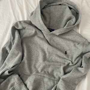Ralph Lauren hoodie - Hoodie från Ralph Lauren, står storlek 14-16 men uppskattar den som en xs. Köpt för cirka 3 år sedan men har inte blivit använd sedan början på 2019, så jättefint skick! 200 kr + 79kr frakt🥰🥰
