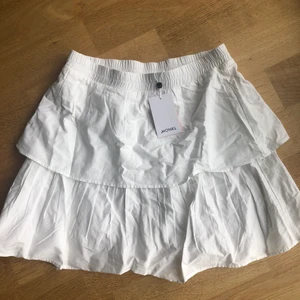 Vit kjol - Vit kjol från monki, nyskick!