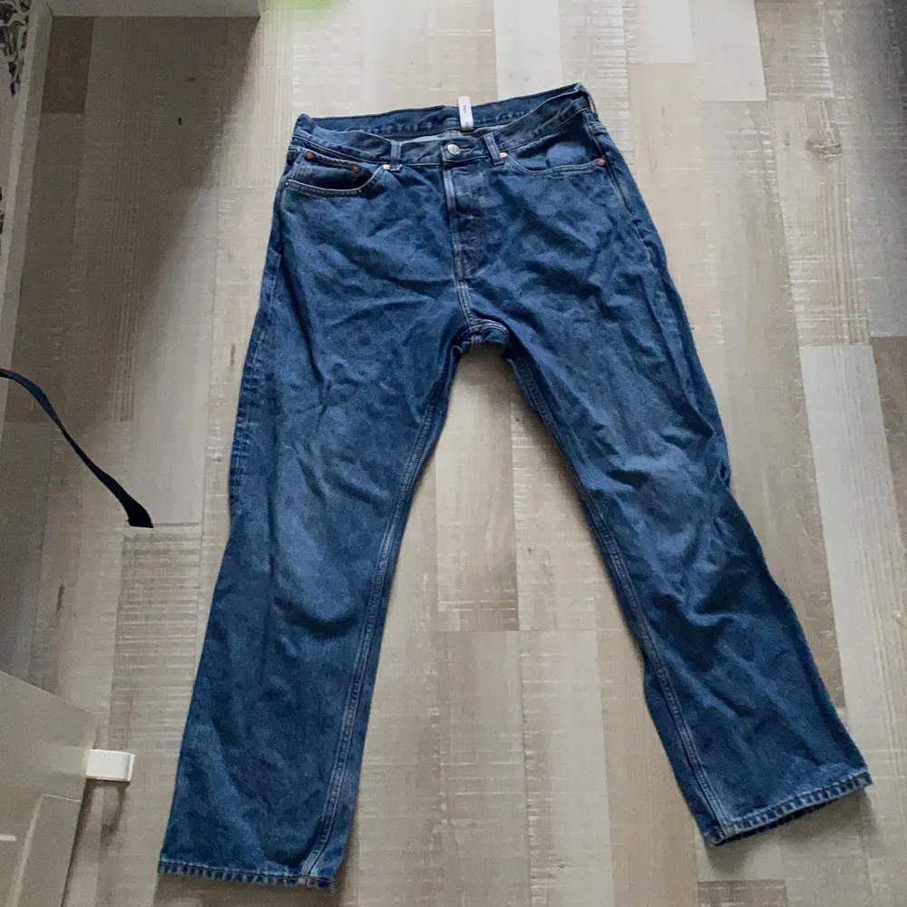 Säljer bara ett par jeans från weekday då dom inte passar på mig längre så har inte använt dom på jätte länge vilket förklarar varför dom är skrynkliga men de är bara att stryka dom.. Jeans & Byxor.