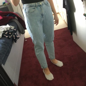 Högmidjade mom jeans - Säljer nu mina högmidjade mom jeans köpta från Turkiet! De kommer tyvärr inte till användning längre då jag tycker att färgen inte passar mig! Så säljer nu de! Skriv för flera bilder 💕